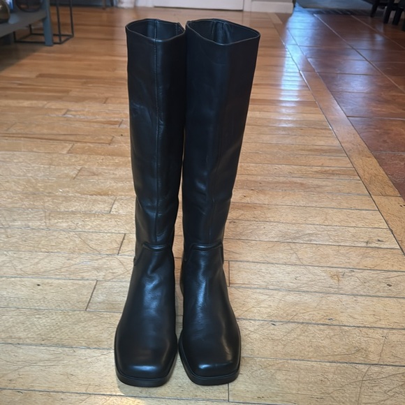 Gorgeous VINCE leather boots. - Picture 4 of 9